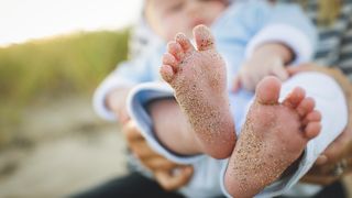 O copilă de două zile a fost lăsată într-o pădure. Fetița a supraviețuit în mod miraculos