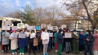 Proteste spontane și &icirc;n spitale . Angajaţii cer creşterea salariilor din sistem la nivelul anului 2022 