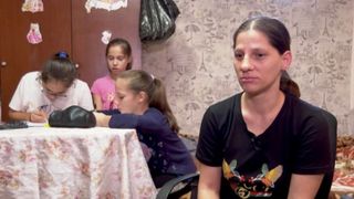 VIDEO | Dăruiește Crăciun! Faceți cunoștință cu Roxana, o mamă bolnavă, îndurerată și lovită din toate părțile de necazuri și neajunsuri