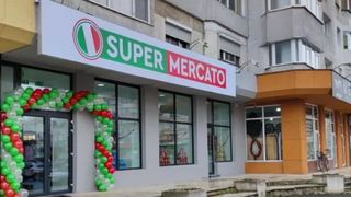 Imagini incredibile &icirc;n Brăila. Un bărbat a furat pulpa de porc dintr-un centru comercial abia deschis