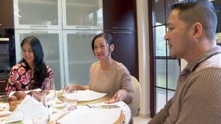 VIDEO | Zeci de mii de muncitori asiatici vin în țara noastră în fiecare an. Angajații veniți din Sri Lanka, Nepal sau Filipine petrec Crăciunul în stil românesc 