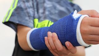 Constanța: Un copil în vârstă de 8 ani a fost rănit de o petardă care i-a explodat în mână