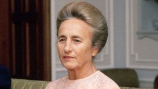 Elena Ceaușescu este recunoscută ca om de știință de universitățile de peste hotare. Oamenii de știință din România cer retragerea lucrărilor ei de cercetare