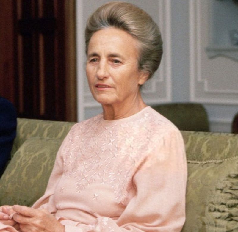 Elena Ceaușescu este recunoscută ca om de știință de universitățile de peste hotare. Oamenii de știință din România cer retragerea lucrărilor ei de cercetare