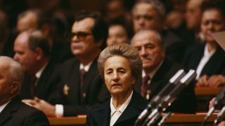 Elena Ceaușescu este recunoscută ca om de știință de universitățile de peste hotare. Oamenii de știință din România cer retragerea lucrărilor ei de cercetare