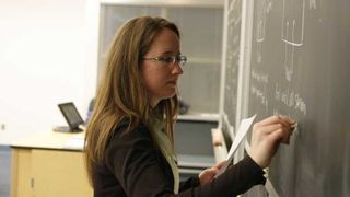 O profesoară de biologie din Buzău s-a prăbușit sub catedră după o farsă a elevilor