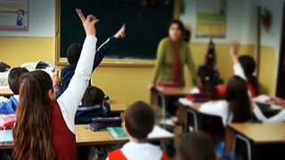 Elevii  intră în vacanța de iarnă. Ei se întorc la școală cu o săptămână mai devreme