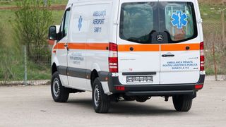 VIDEO | Scene șocante în ambulanță: un ambulanţier a fost înjunghiat de către un pacient de pe targă