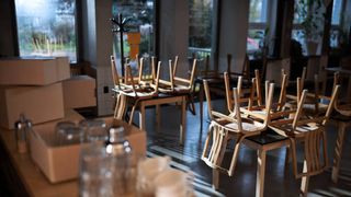 Un individ a spart un restaurant, s-a îmbătat și a adormit pe una dintre canapele. Acesta riscă să petreacă un an în spatele gratiilor