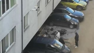 Imaginile momentului în Capitală. Un grup de locatari au sacrificat porcul în parcarea unui bloc