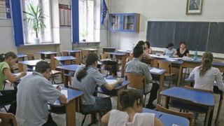 VIDEO | Mai mulți elevi din Buzău riscă exmatricularea. Aceștia i-au făcut o farsă unei profesoare