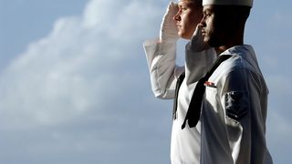 marinarii își testează soțiile cu testul poligraf