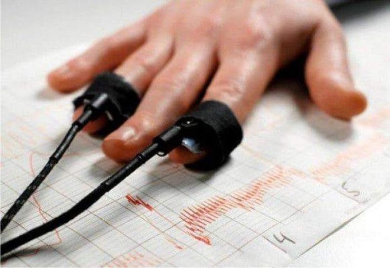 marinarii își testează soțiile cu testul poligraf