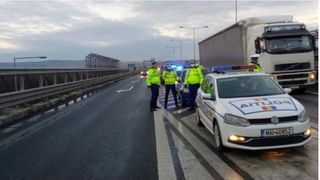 Un bărbat a murit după ce autoturismul pe care &icirc;l conducea s-a răsturnat