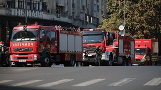 Incendiu la Scăeni, flăcările au cuprins o casă şi un atelier auto