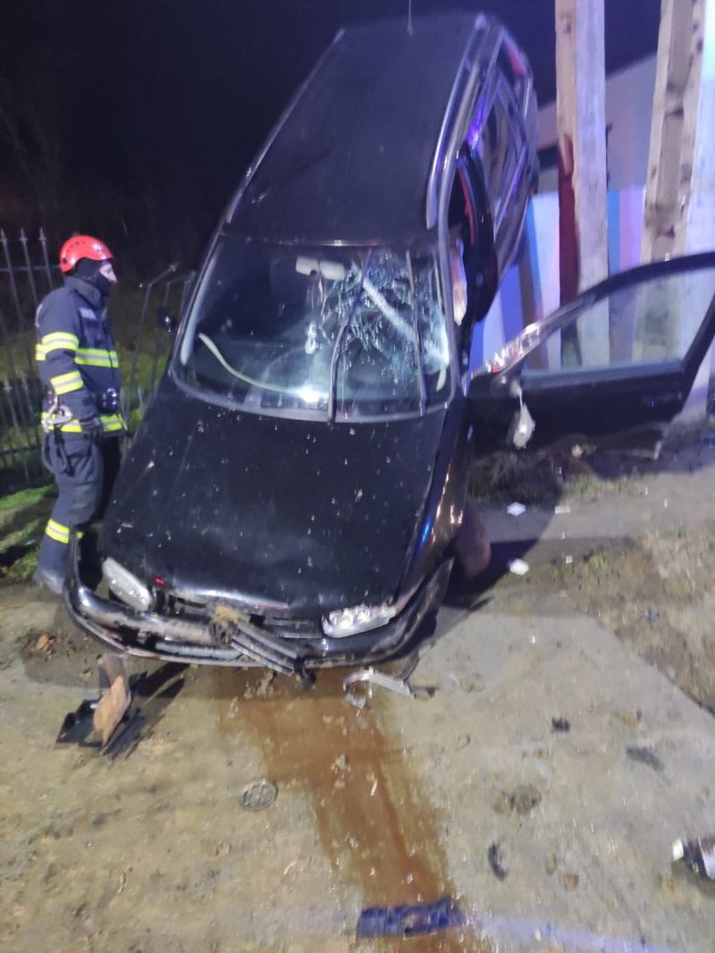 A rămas cu mașina suspendată într-un gard de beton după ce s-a urcat băut la volan