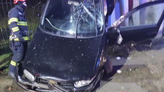 A rămas cu mașina suspendată &icirc;ntr-un gard de beton după ce s-a urcat băut la volan