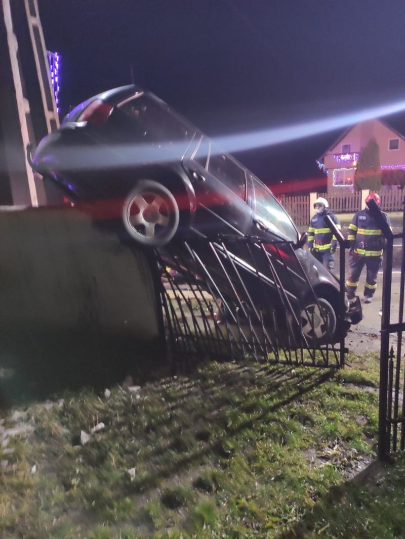 A rămas cu mașina suspendată într-un gard de beton după ce s-a urcat băut la volan