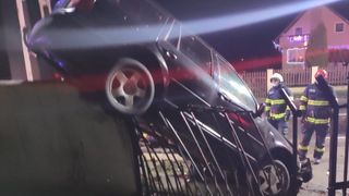 A rămas cu mașina suspendată &icirc;ntr-un gard de beton după ce s-a urcat băut la volan