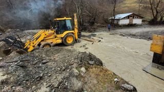 Un drum comunal din Apuseni, practicabil doar pietonal după ce a fost rupt de apă