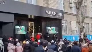 A plouat cu bijuterii &icirc;n Chișinău. Zeci de oameni s-au &icirc;nghesuit să prindă ceva