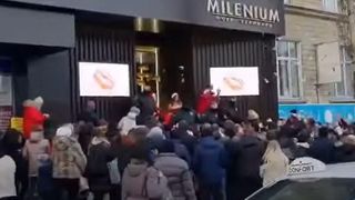 A plouat cu bijuterii &icirc;n Chișinău. Zeci de oameni s-au &icirc;nghesuit să prindă ceva