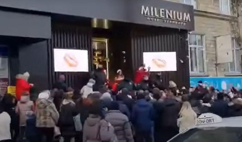 A plouat cu bijuterii în Chișinău. Zeci de oameni s-au înghesuit să prindă ceva