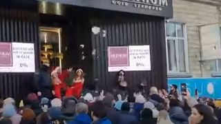 A plouat cu bijuterii &icirc;n Chișinău. Zeci de oameni s-au &icirc;nghesuit să prindă ceva