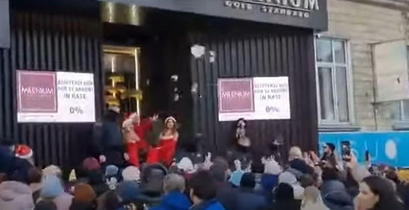 A plouat cu bijuterii în Chișinău. Zeci de oameni s-au înghesuit să prindă ceva