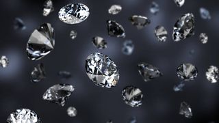 A plouat cu bijuterii &icirc;n Chișinău. Zeci de oameni s-au &icirc;nghesuit să prindă ceva