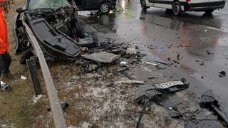 Accident grav pe DN 2 între un microbuz şi un autoturism. Trei persoane au fost rănite