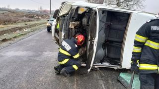 Mai multe persoane au fost rănite după ce o autoutilitară s-a răsturnat, în Ialomița
