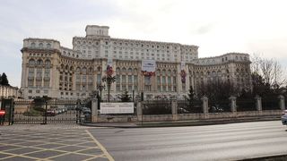 VIDEO|Un bărbat băut a fost prins de jandarmi &icirc;n Palatul Parlamentului. Cum a pătruns bărbatul &icirc;n clădire