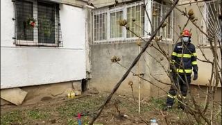 VIDEO|O femeie a rămas blocată într-o gură de aerisire în timp ce încerca să salveze o pisică