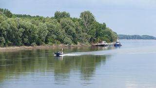 Un bărbat este căutat de pompieri &icirc;n Dunăre, pe braţul Alionte. Două echipaje de pompieri fac cercetări