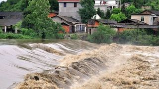 Inundațiile au făcut prăpăd în vestul țării. Drumurile au fost rupte, iar sute de familii au rămas izolate