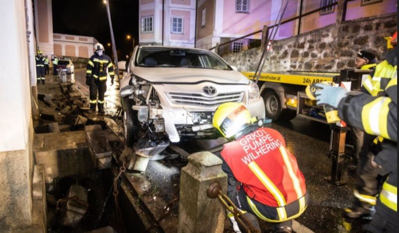 Accident în Austria. Un șofer român a intrat cu mașina într-o biserică