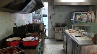 Amenzi de peste un milion de lei, după neregulile găsite de ANPC. Mâncare expirată și lenjerii murdare