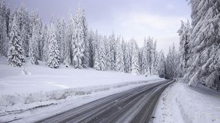 VIDEO| Circulație îngreunată, în condiții de iarnă pe mai multe drumuri din țară. Care sunt zonele afectate?