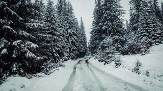 Circulație &icirc;ngreunată, &icirc;n condiții de iarnă pe mai multe drumuri din țară. Care sunt zonele afectate?