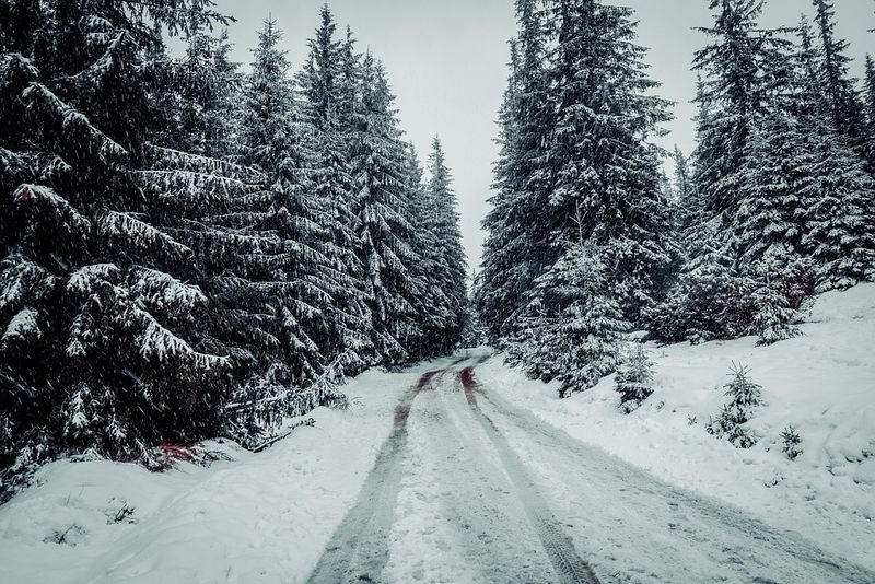 Circulație îngreunată, în condiții de iarnă pe mai multe drumuri din țară. Care sunt zonele afectate?