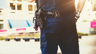 Cercetări după ce imagini cu un poliţist care &icirc;ndreaptă arma spre un şofer au apărut pe reţelele sociale