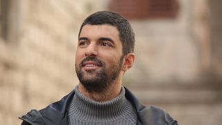 Cine este Engin Akyurek, actorul care interpretează rolul principal masculin în „Fiica Ambasadorului”