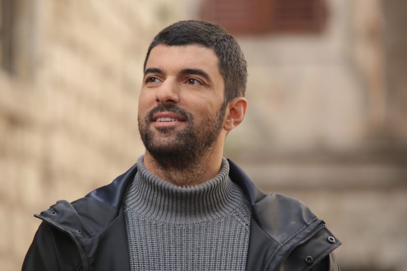 Cine este Engin Akyurek, actorul care interpretează rolul principal masculin în „Fiica Ambasadorului”