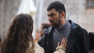 Cine este Engin Akyurek, actorul care interpretează rolul principal masculin în „Fiica Ambasadorului”