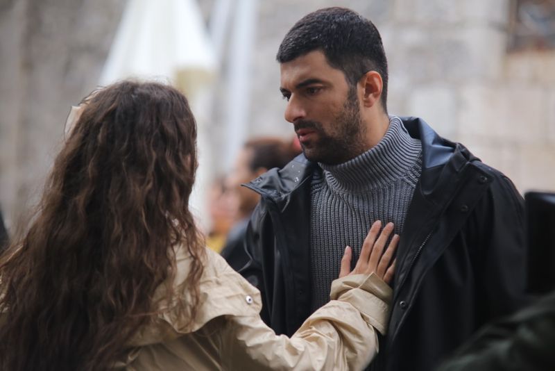 Cine este Engin Akyurek, actorul care interpretează rolul principal masculin în „Fiica Ambasadorului”