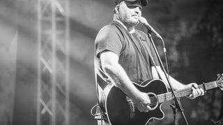 VIDEO| Trupul neînsufleţit al artistului Victor Socaciu a fost depus la Sala Palatului