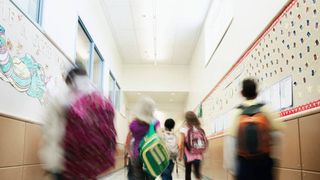 O directoare a unei școli din București este suspectată că și-ar fi angajat fiica în unitatea pe care o conduce