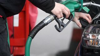 Vești proaste pentru români din 1 ianuarie: se scumpesc carburanții, leul se depreciază în fața euro