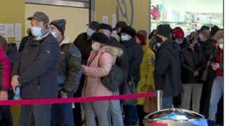 VIDEO | Aglomerație de nedescris la centrele de vaccinare din Brăila. Oamenii au stat la cozi imense pentru a primi voucherele promise de autorități